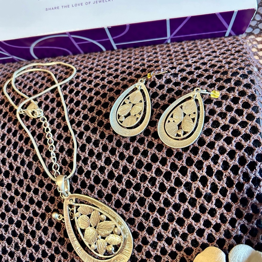 Lia Sophia Elegant Gold Jewelry Set with Intricate Design - Picture 4 of 5